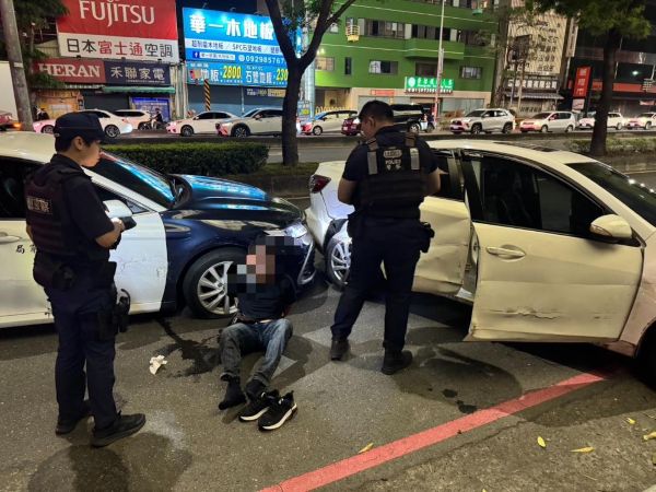 小客車拒檢逃逸釀連環擦撞　警攔截圍捕查獲毒品送辦1